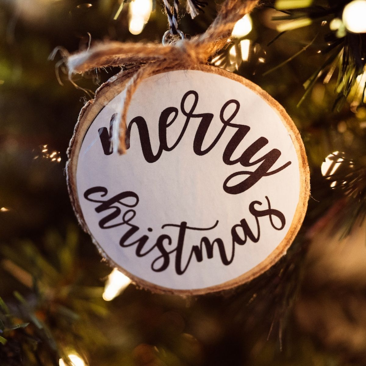 Easy DIY Rustic Wood Slice Christmas Ornament with Free Printables 